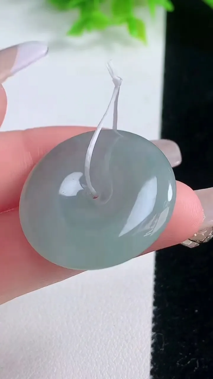 天然A货翡翠平安扣吊坠，尺寸29-5，重量:9.60g
1月19日