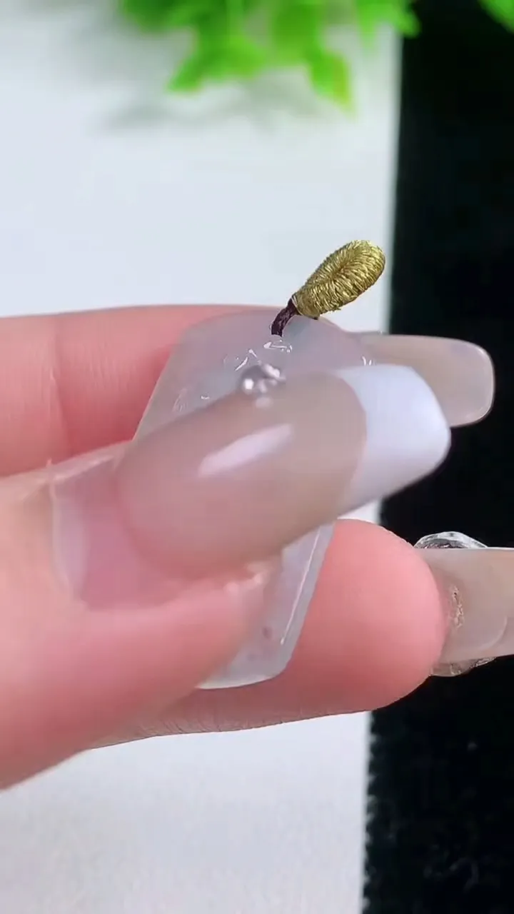 天然A货翡翠冰种飘花生肖马吊坠，尺寸27.4-17.8-4.8，重量:4.49g
1月19日