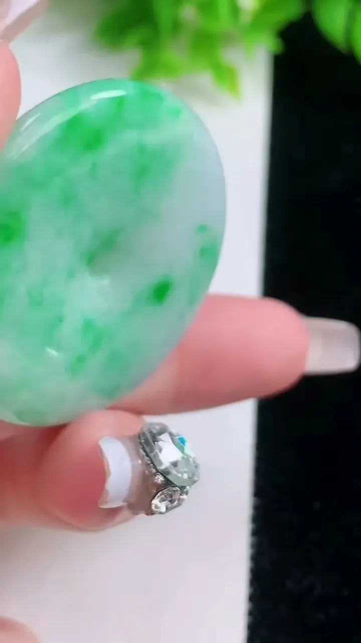 天然A货翡翠平安扣吊坠，尺寸40-6.6，重量:23.80g
1月19日