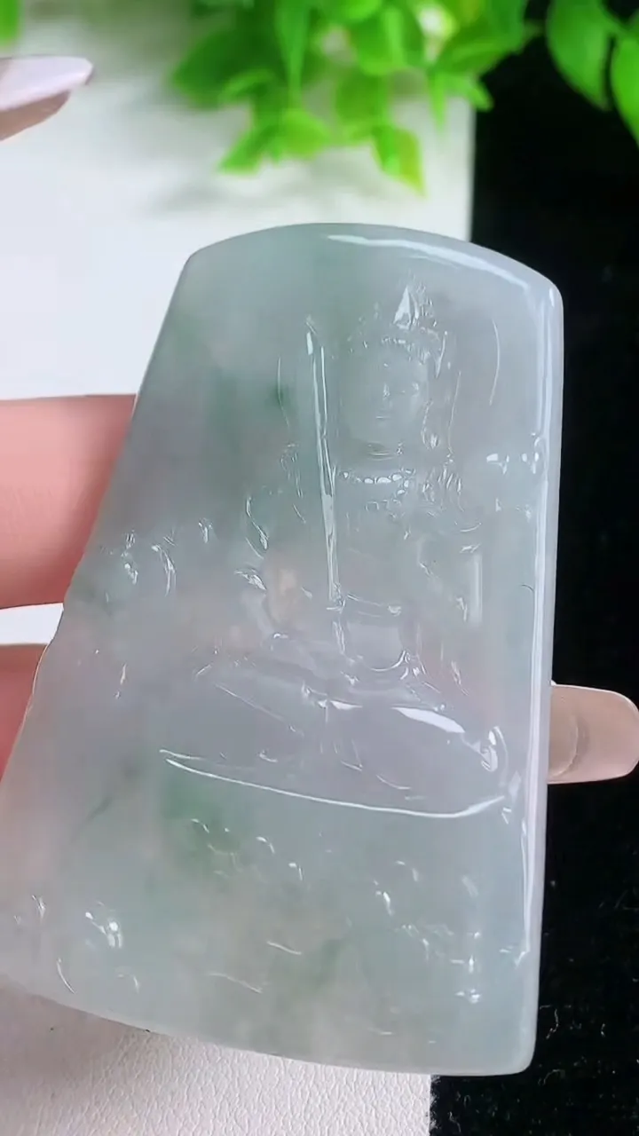 天然A货翡翠虚空藏菩萨吊坠，尺寸62-42.3-4.7，重量:28.10g
1月19日