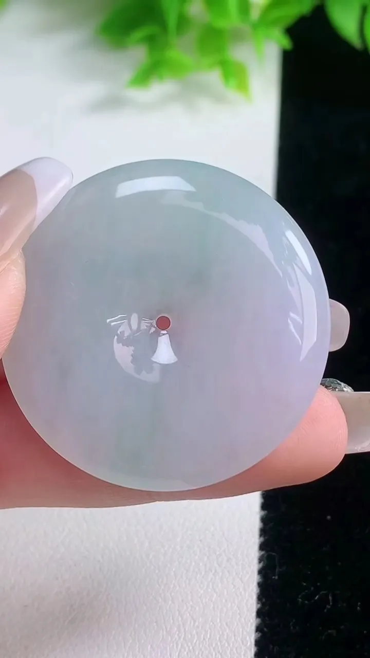 天然A货翡翠平安扣吊坠，尺寸38.6-6，重量:18.30g
1月19日