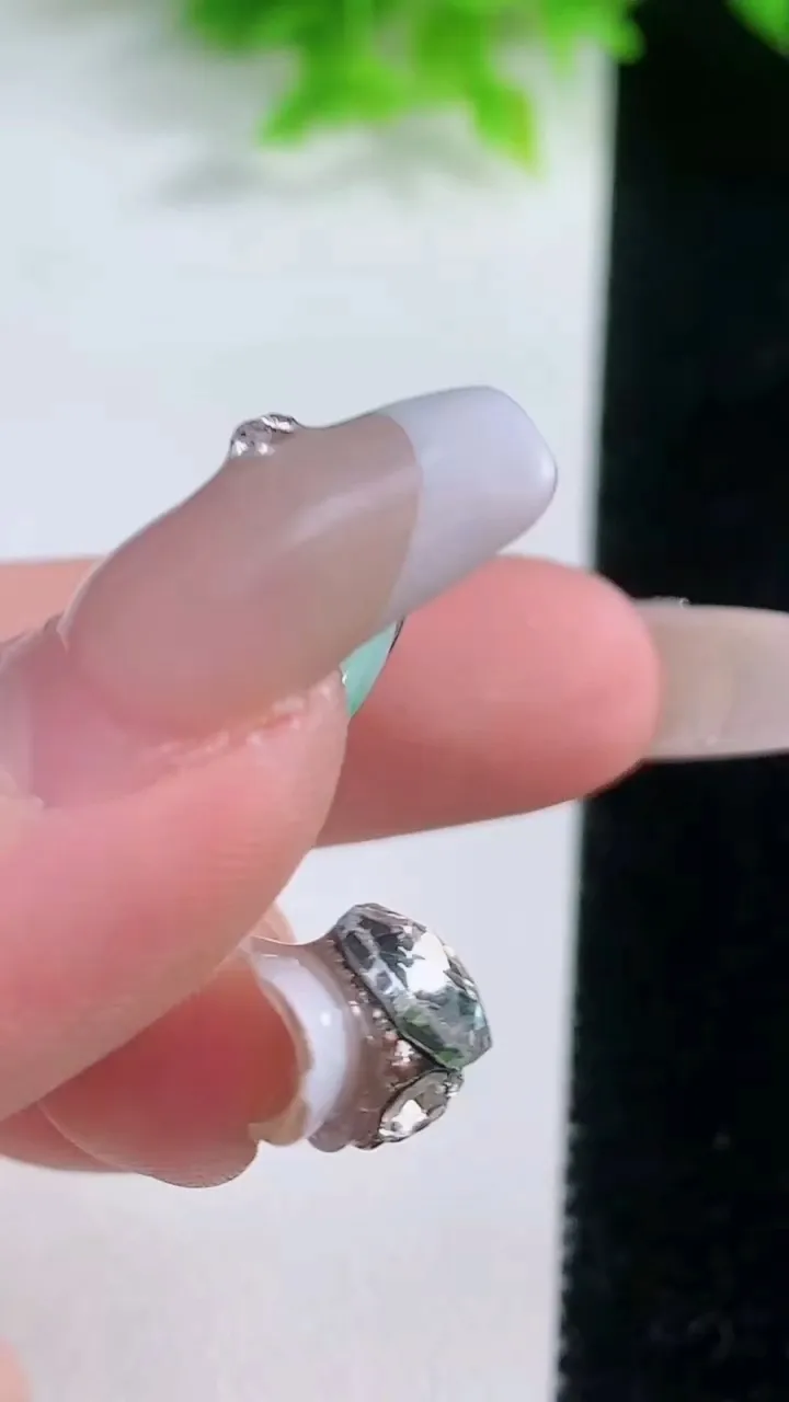 天然A货翡翠平安扣吊坠，尺寸24.8-4，重量:5.89g
1月19日