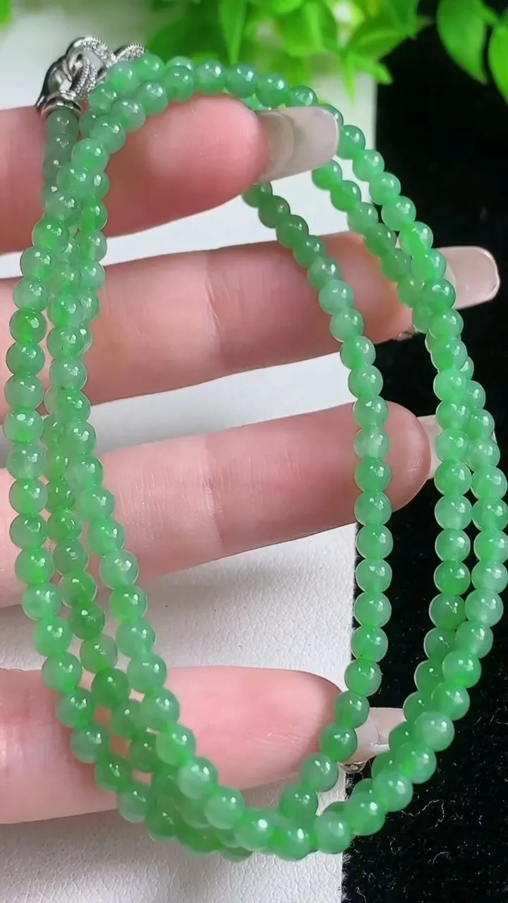 天然A货翡翠小米珠项链，尺寸3.7-166颗，重量:16.63g1月19日
工厂直销收藏佳品,种好水足，色泽均匀，有种有色，上手高大气！