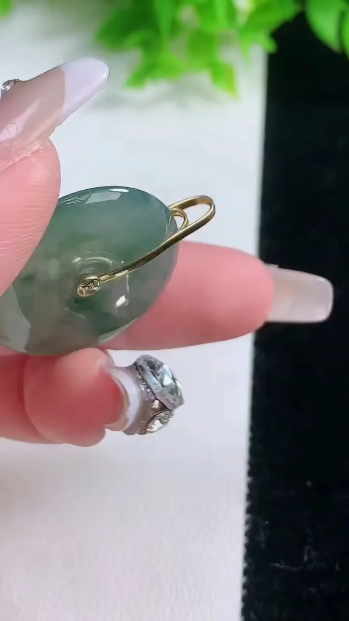 天然A货翡翠种飘花平安扣吊坠，尺寸26.5-4.6，重量:7.42g
1月19日