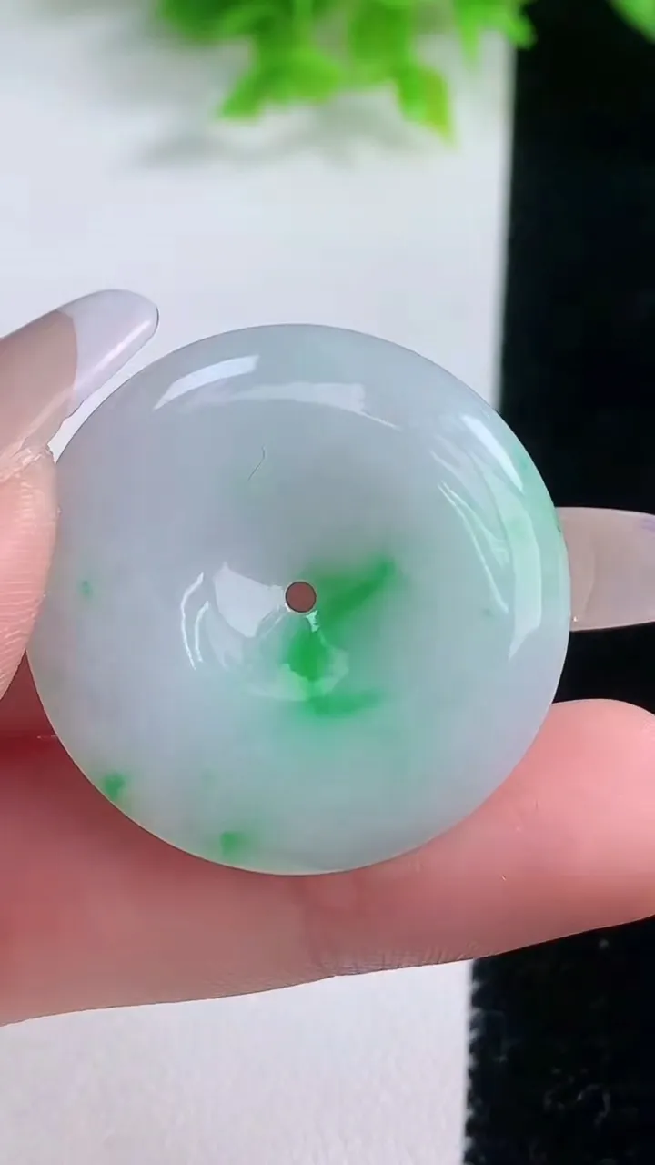 天然A货翡翠平安扣吊坠，尺寸31.2-5.6，重量:11.77g
1月19日