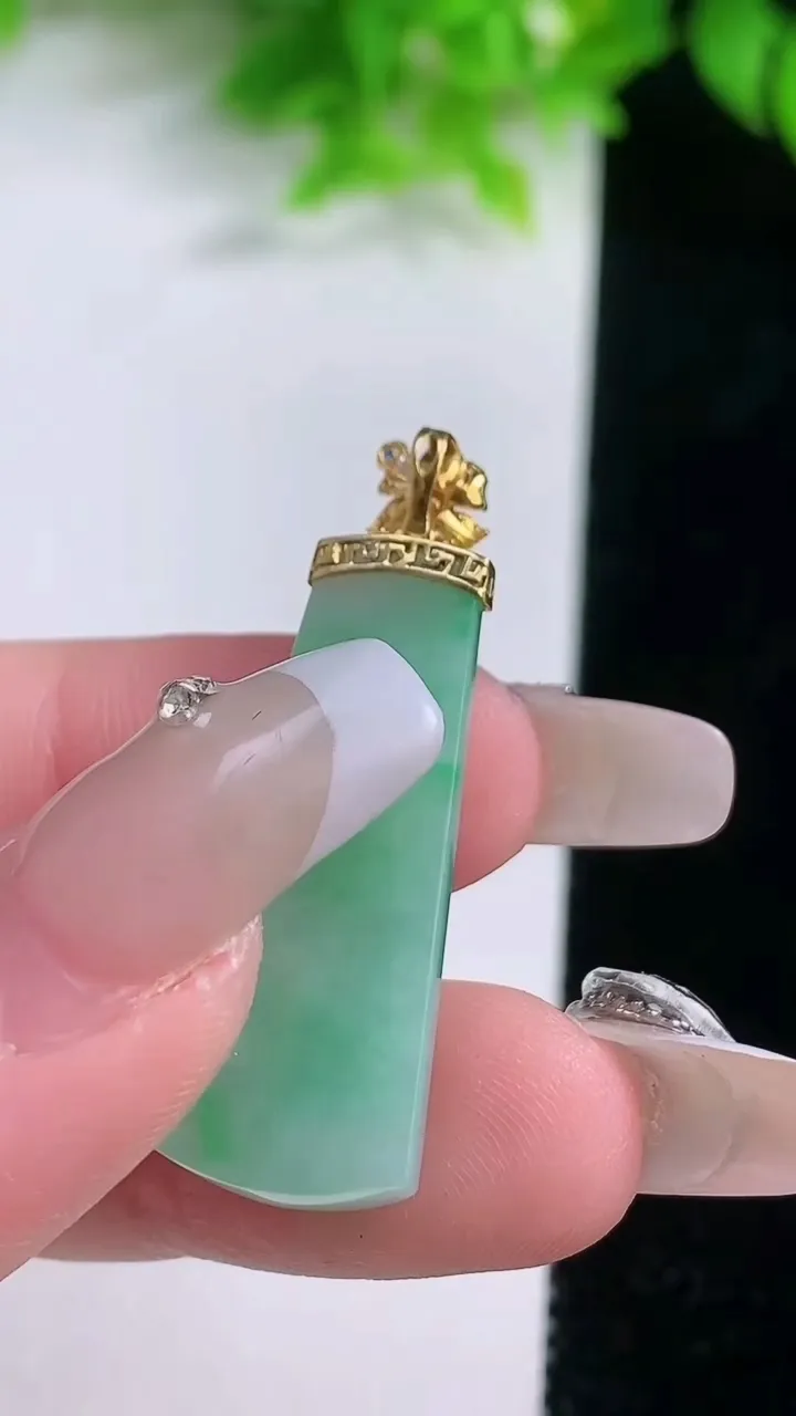 天然A货翡翠无事牌吊坠，尺寸30.3-12-5.8，重量:4.82g
1月19日