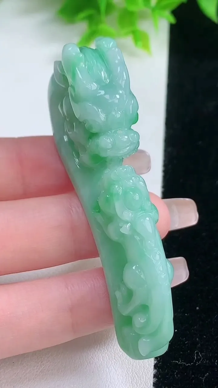 天然A货翡翠貔貅手牌，尺寸68-26-12.7，重量:33.13g
1月19日