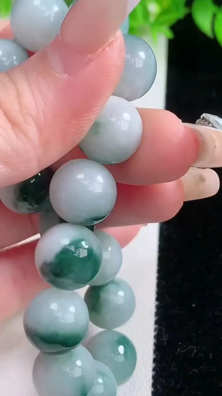 天然A货翡翠飘花圆珠手串，尺寸12.8-16颗，重量:60.22g1月19日
工厂直销收藏佳品,种好水足，色泽均匀，有种有色，上手高大气！