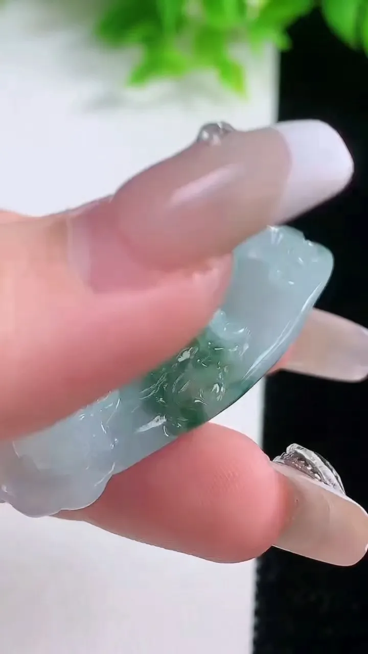 天然A货翡翠冰种飘花貔貅吊坠，尺寸44.2-20-15，重量:18.81g
1月19日