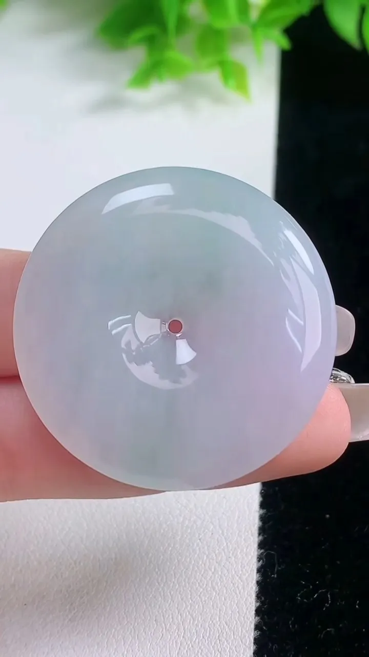 天然A货翡翠平安扣吊坠，尺寸38.6-6，重量:18.30g
1月19日