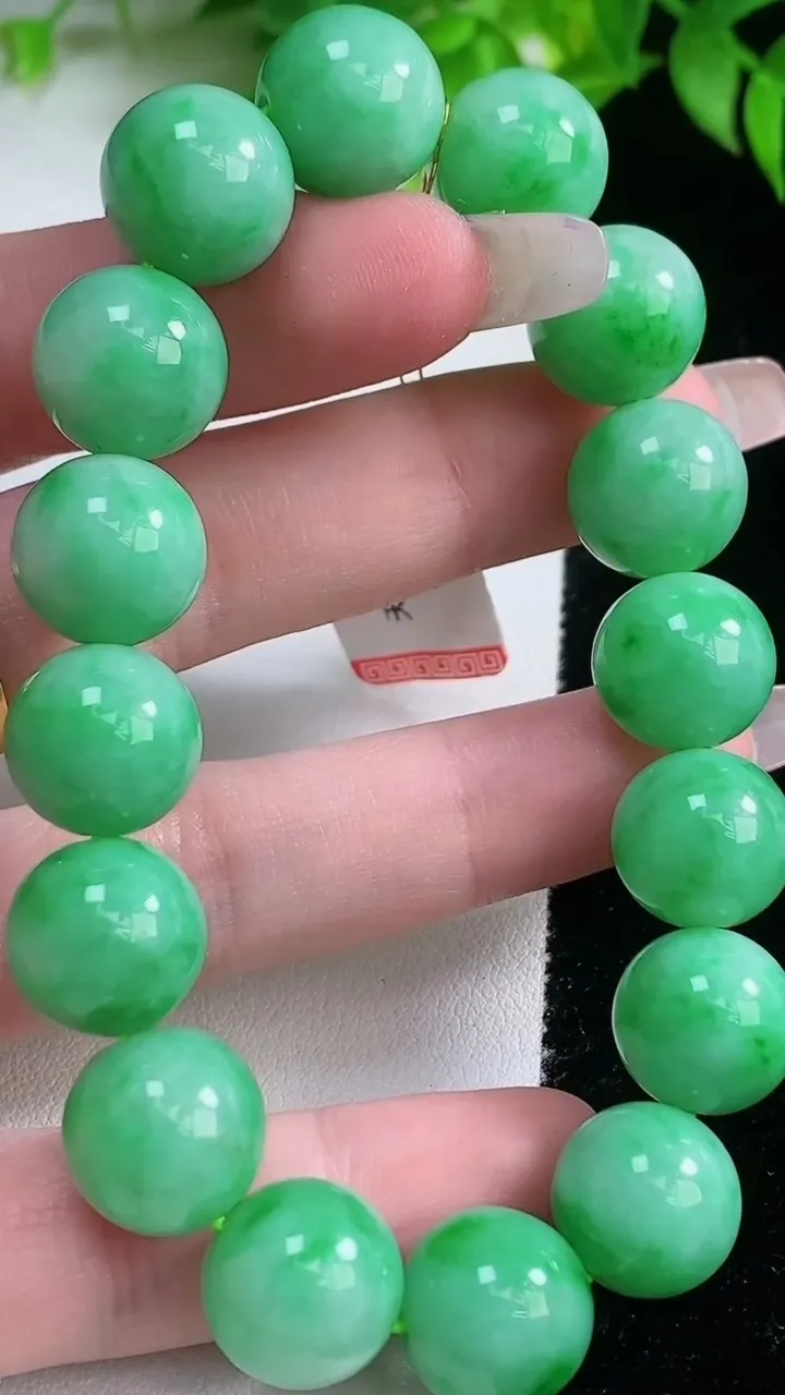 天然A货翡翠圆珠手串，尺寸12.8-16颗，重量:59.52g1月19日
工厂直销收藏佳品,种好水足，色泽均匀，有种有色，上手高大气！