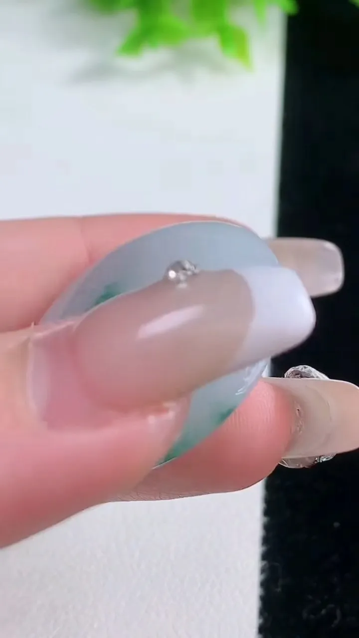 天然A货翡翠飘花平安扣吊坠，尺寸32-5.6，重量:12.05g
1月19日