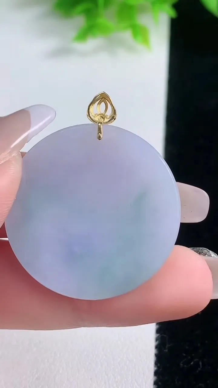 天然A货翡翠18K金春带彩紫罗兰无事牌吊坠，尺寸30.3-3.6，重量:10.00g
1月19日