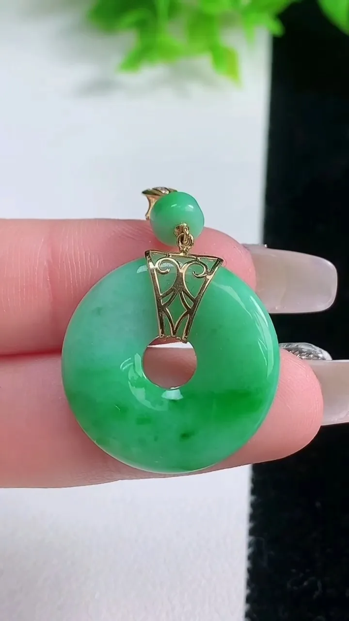 天然A货翡翠平安环吊坠，尺寸23-4，重量:5.68g
1月19日