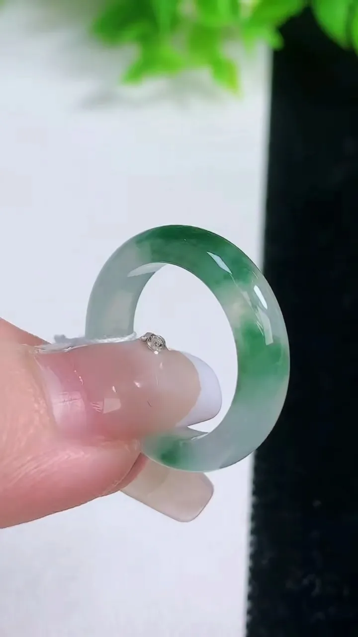 天然A货翡翠冰种飘花指环戒指，尺寸18-5.2-3，重量:4.10g2026年1月19日
工厂直销收藏佳品,种好水足，色泽均匀，有种有色，上手高大气！
