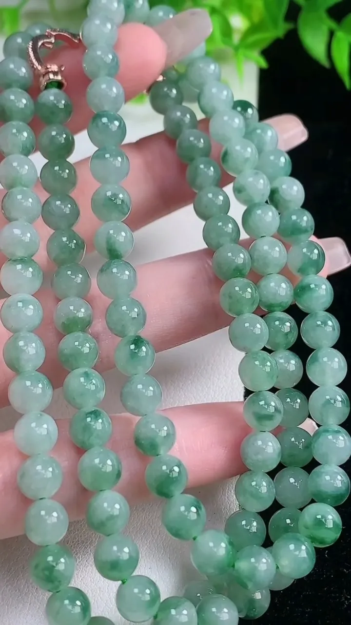 天然A货翡翠冰种飘花圆珠项链，尺寸6.2-108颗，重量:49.93g
1月19日