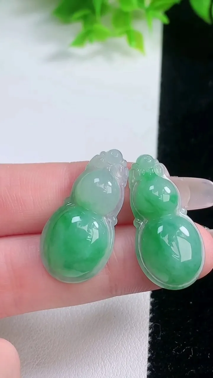 天然A货翡翠葫芦吊坠一对，尺寸29.7-15-5.8，重量:6.92g
1月19日