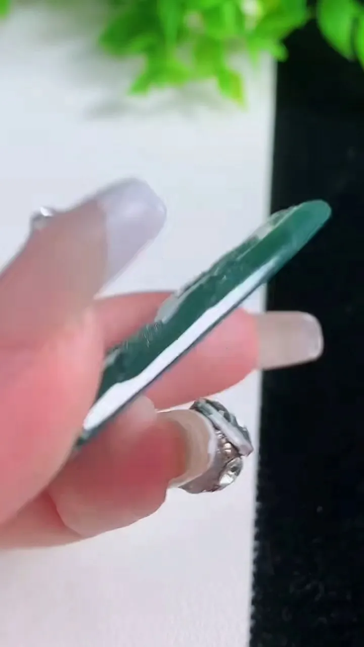 天然A货翡翠山水牌吊坠，尺寸50.3-28.5-4.6，重量:14.75g
1月19日