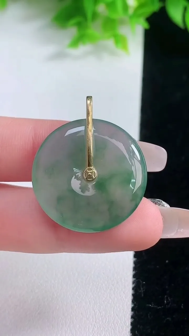 天然A货翡翠种飘花平安扣吊坠，尺寸26.5-4.6，重量:7.42g
1月19日