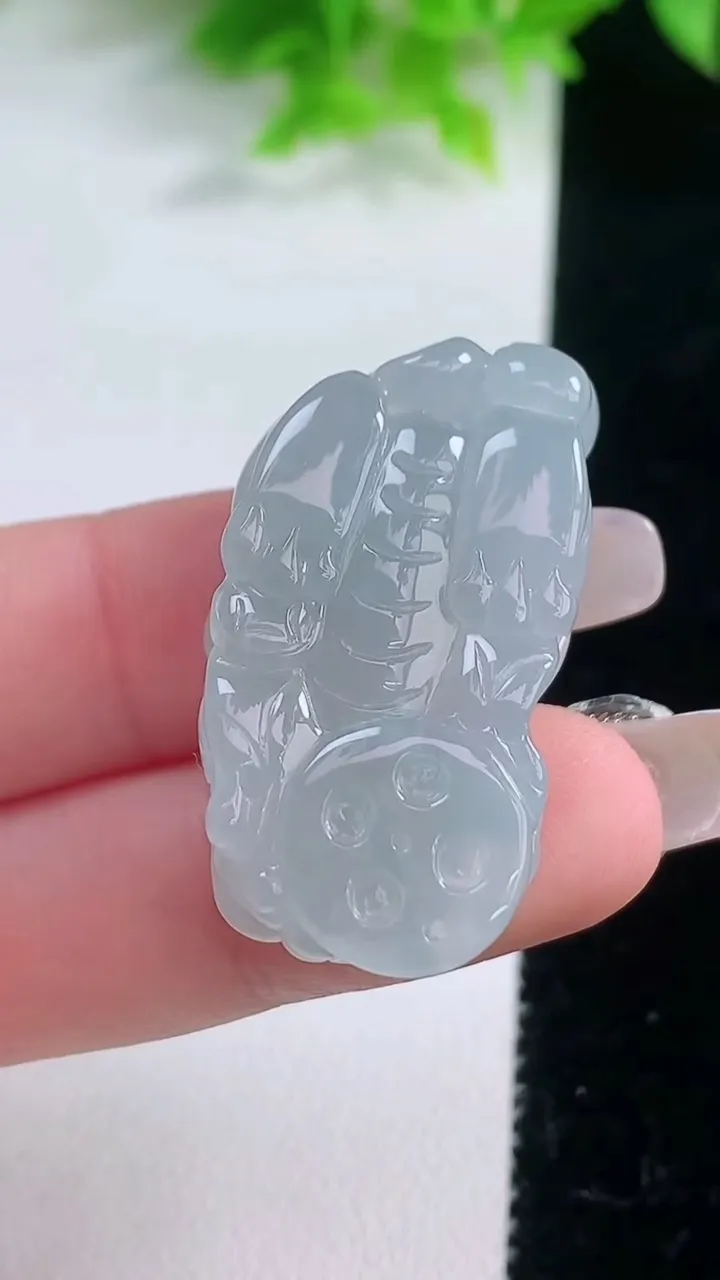 天然A货翡翠冰种飘花霸王貔貅吊坠，尺寸33.8-19-11.5，重量:16.32g
1月19日