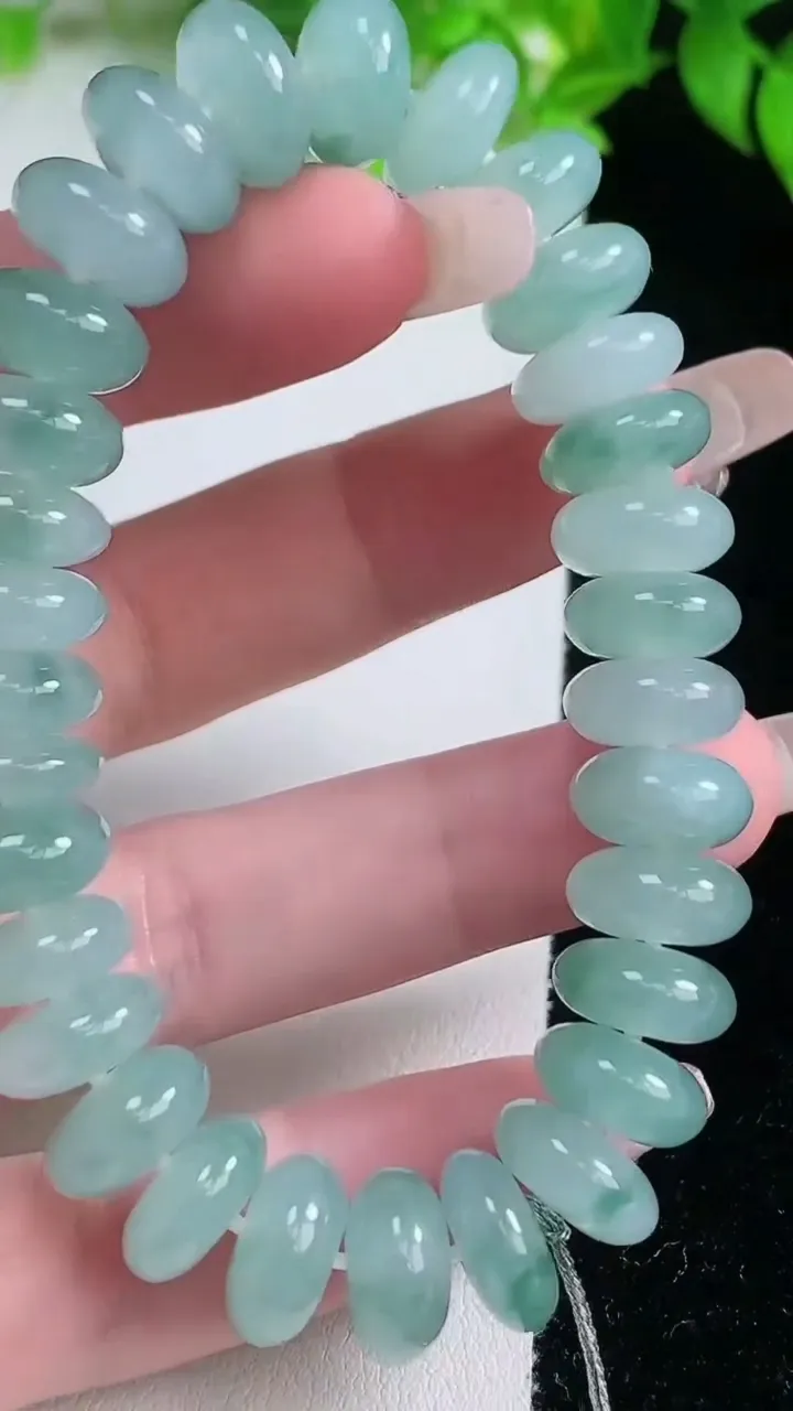 天然A货翡翠种飘花算盘珠手串，尺寸11.8-6.3-32颗，重量:47.56g1月19日
工厂直销收藏佳品,种好水足，色泽均匀，有种有色，上手高大气！