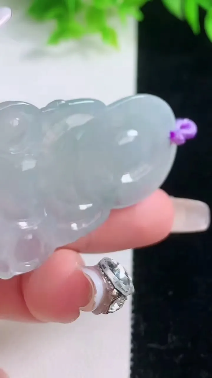 天然A货翡翠冰种飘花观音菩萨吊坠，尺寸48-33.6-5.2，重量:14.29g
1月19日