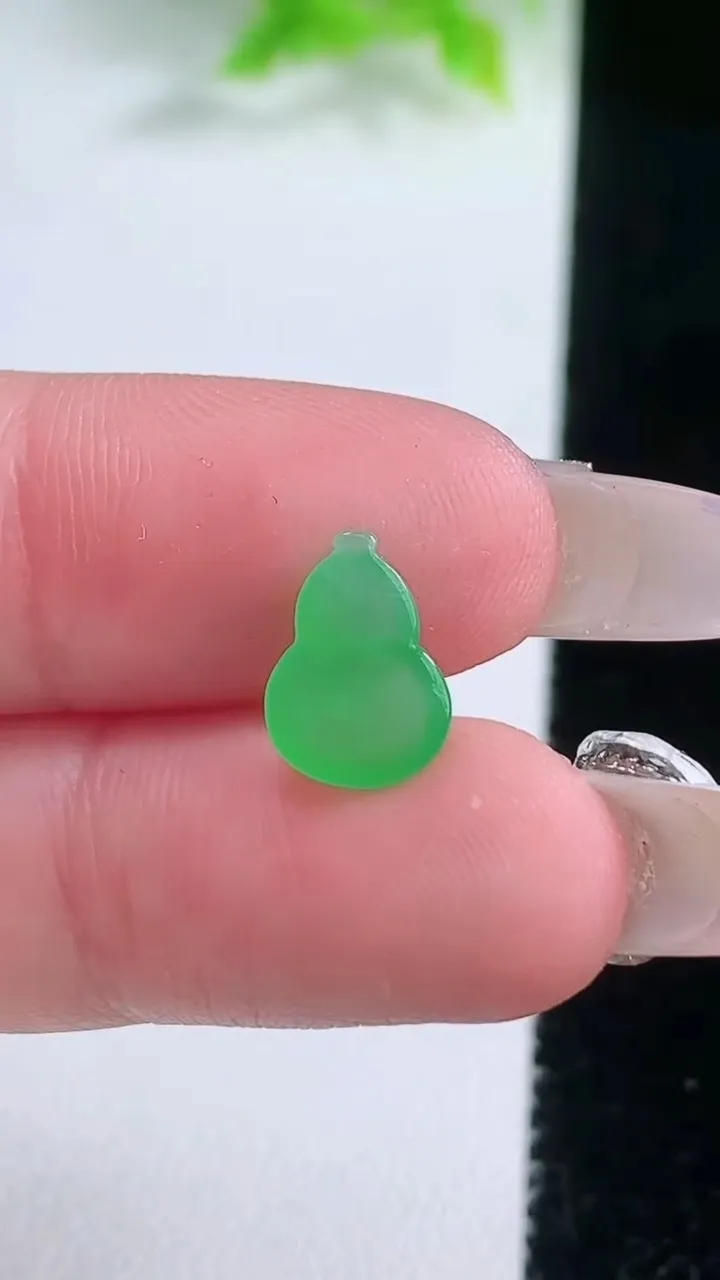 天然A货翡翠葫芦镶嵌件，尺寸11-7.6-2.5，重量:0.42g
1月19日