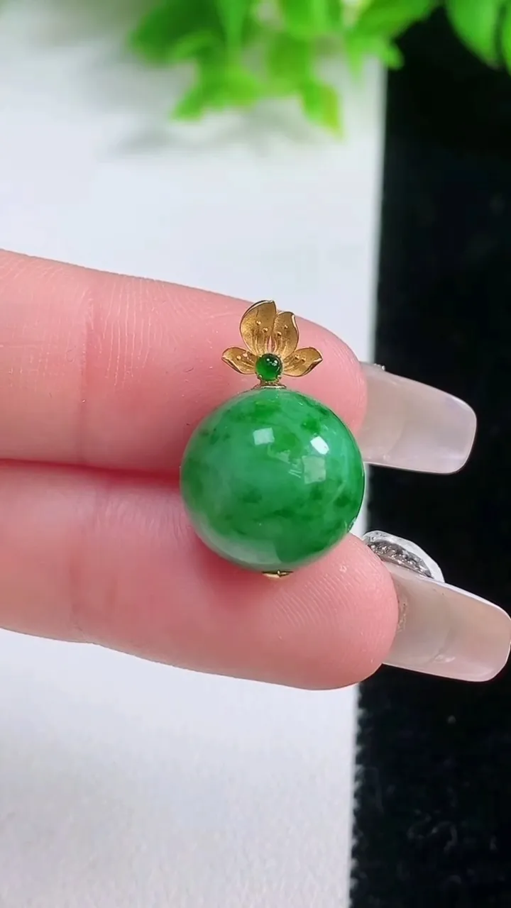天然A货翡翠圆珠吊坠，尺寸13.5，重量:4.42g1月19日
工厂直销收藏佳品,种好水足，色泽均匀，有种有色，上手高大气！