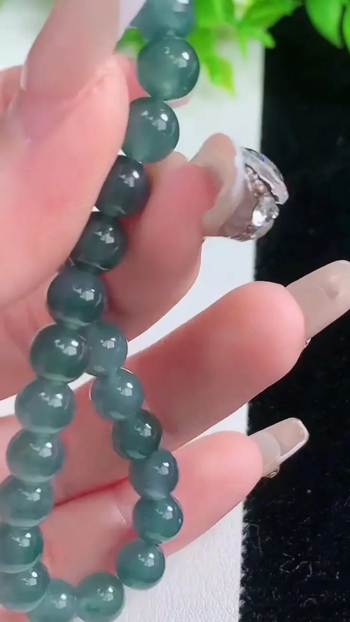 天然A货翡翠圆珠手串，尺寸6.7-27颗，重量:14.95g1月19日
工厂直销收藏佳品,种好水足，色泽均匀，有种有色，上手高大气！