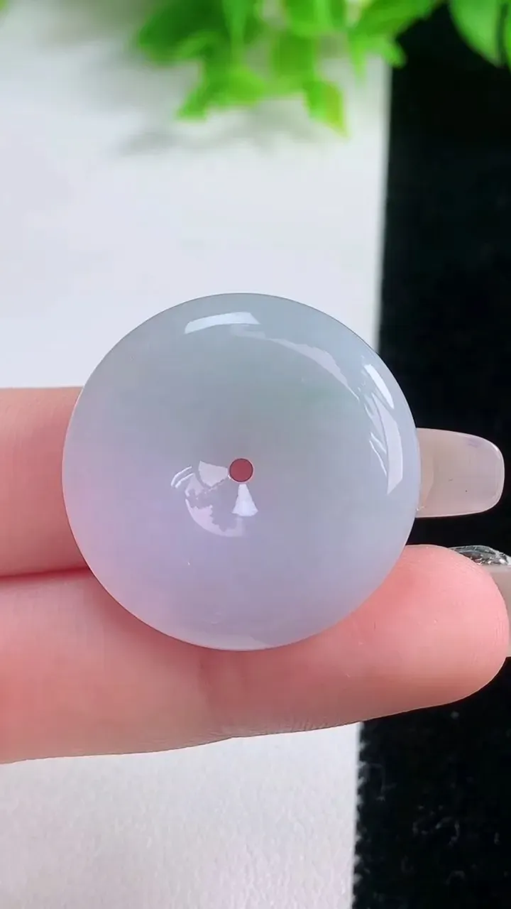 天然A货翡翠平安扣吊坠，尺寸28.5-5.5，重量:10.56g
1月19日