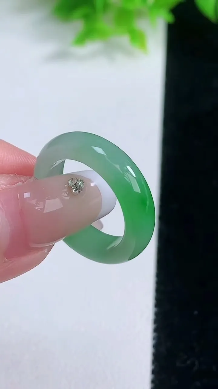 天然A货翡翠指环戒指，尺寸17-5-3，重量:4.35g2026年1月19日
工厂直销收藏佳品,种好水足，色泽均匀，有种有色，上手高大气！
