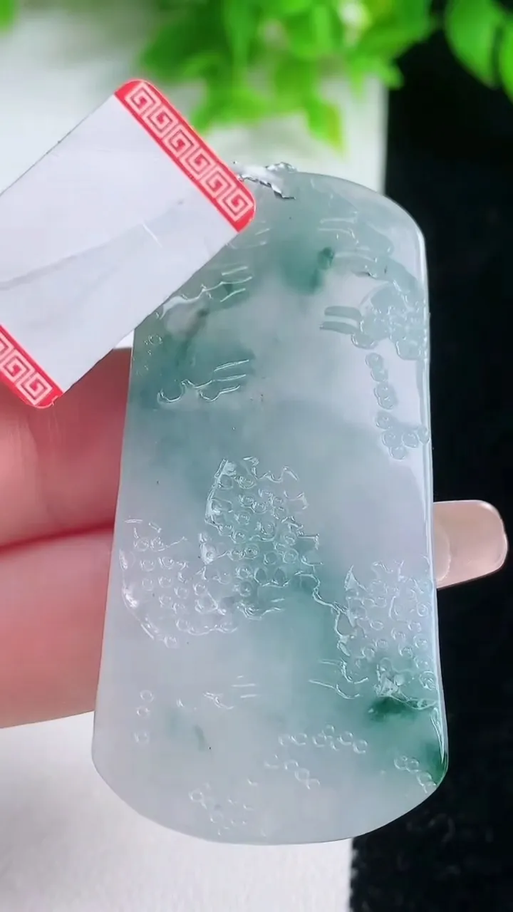 天然A货翡翠牌吊坠，尺寸54.3-26-6.2，重量:22.73g
1月19日