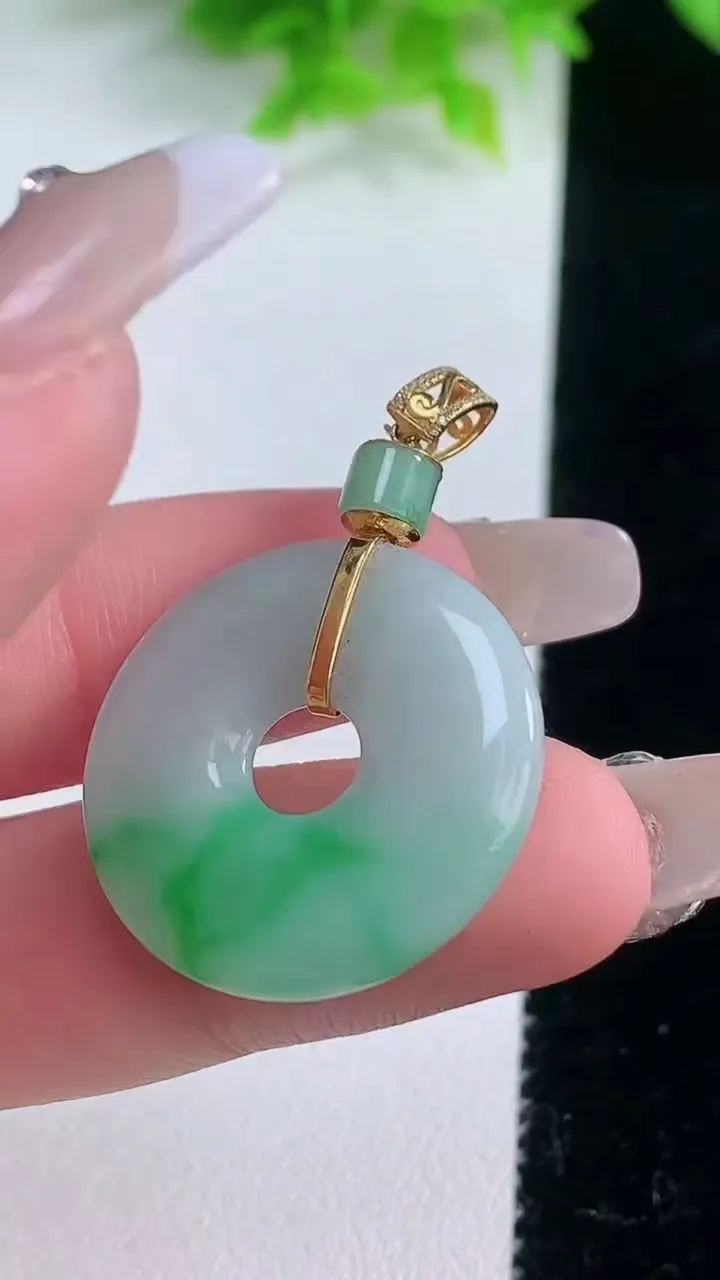 天然A货翡翠平安环吊坠，尺寸24.8-3.7，重量:5.56g
1月19日