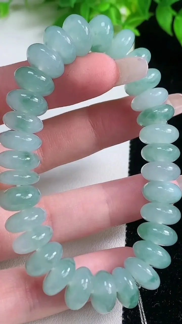 天然A货翡翠种飘花算盘珠手串，尺寸11.8-6.3-32颗，重量:47.56g1月19日
工厂直销收藏佳品,种好水足，色泽均匀，有种有色，上手高大气！