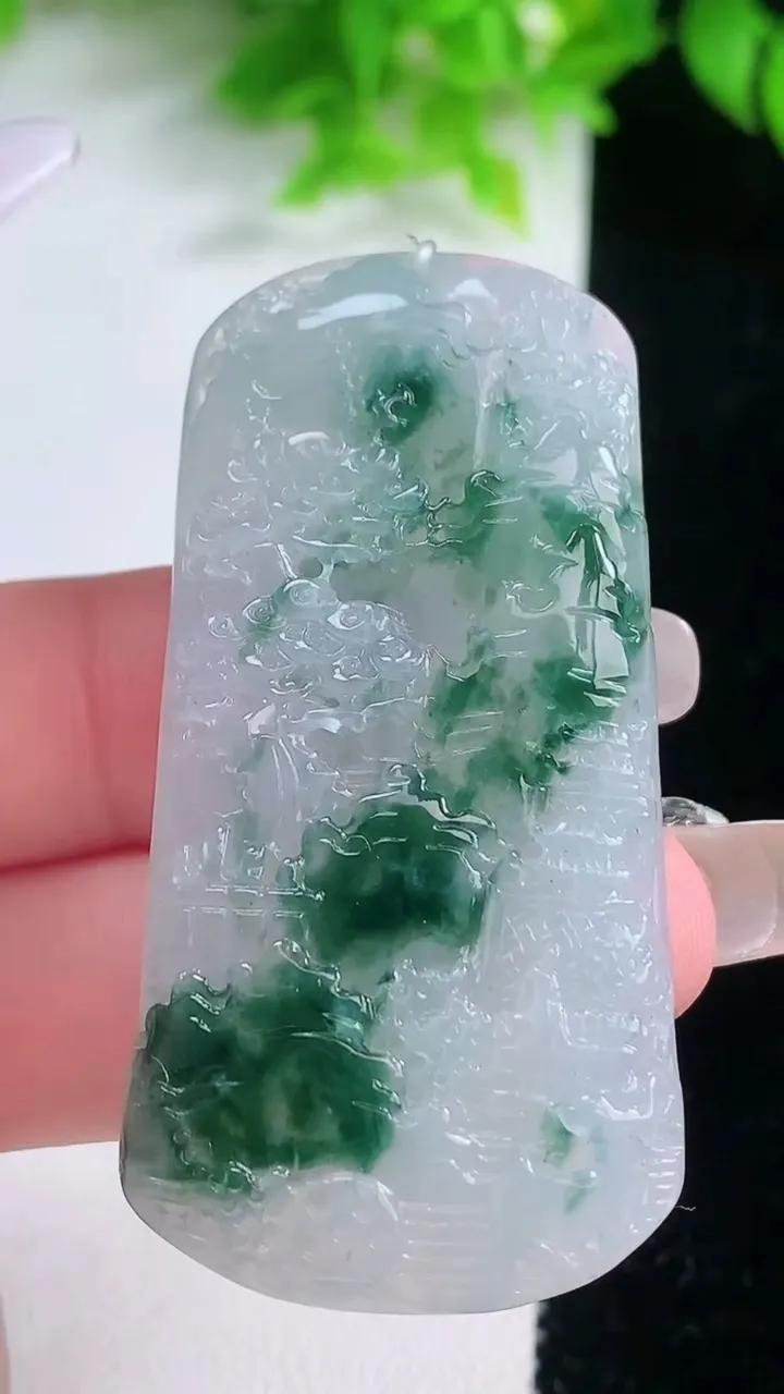 天然A货翡翠牌吊坠，尺寸54.3-26-6.2，重量:22.73g
1月19日