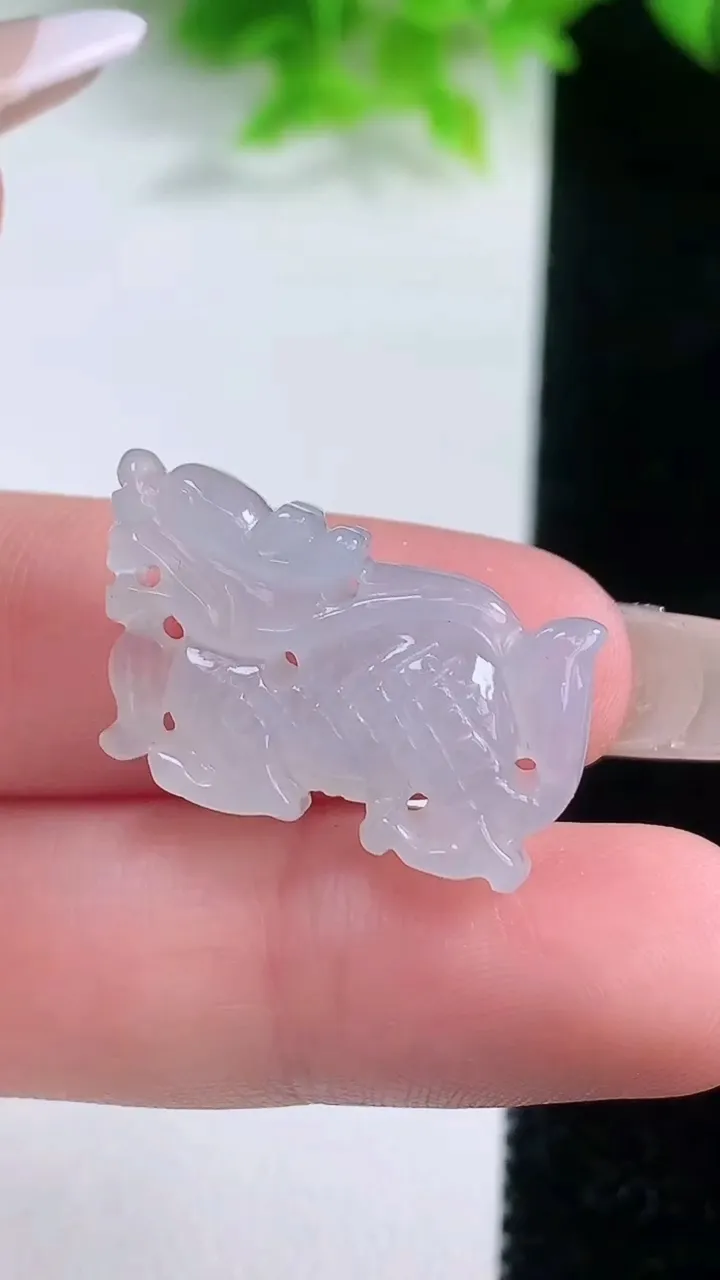 天然A货翡翠麒麟吊坠，尺寸24.6-14.6-5.2，重量:4.43g
1月19日