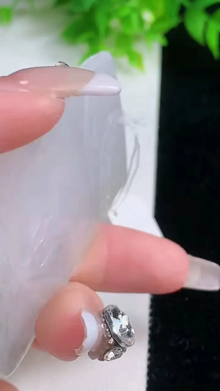 天然A货翡翠冰种飘花祥龙不动明王吊坠，尺寸64.2-41.8-5.2，重量:33.66g
1月19日