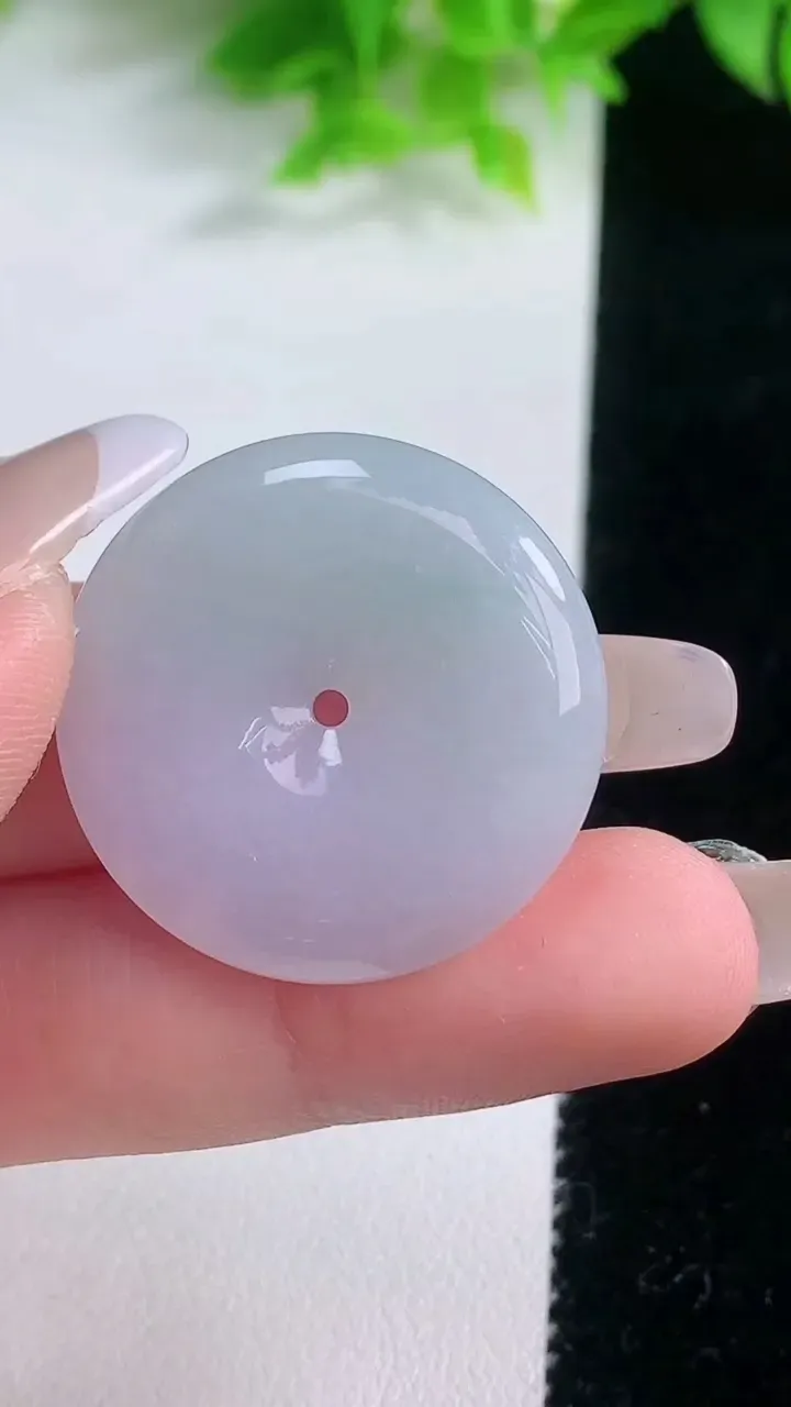 天然A货翡翠平安扣吊坠，尺寸28.5-5.5，重量:10.56g
1月19日