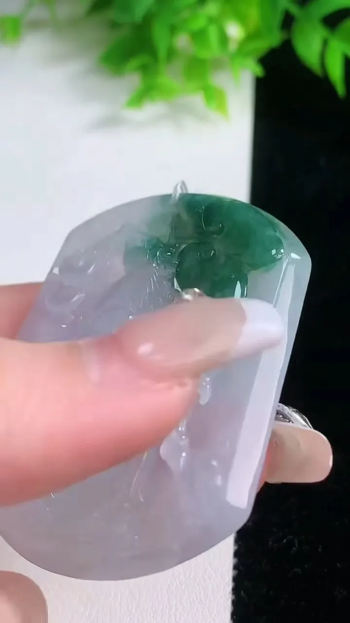 天然A货翡翠冰种飘花生肖马吊坠，尺寸56-46.4-5.5，重量:31.63g
1月19日