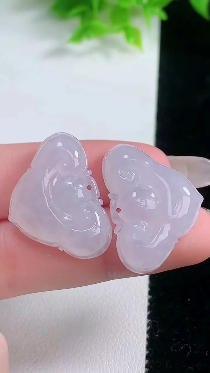 天然A货翡翠如意头吊坠一对，尺寸19.4-26.6-6.2，重量:9.65g
1月19日