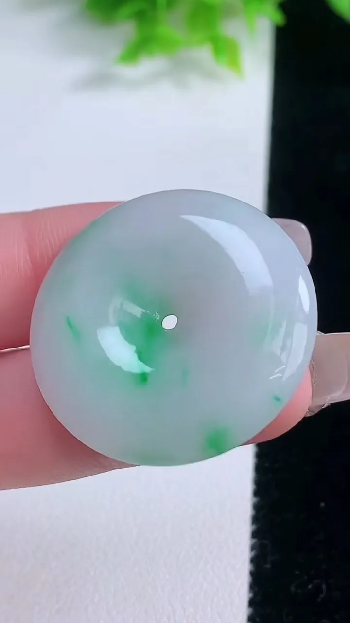 天然A货翡翠平安扣吊坠，尺寸31.2-5.6，重量:11.77g
1月19日