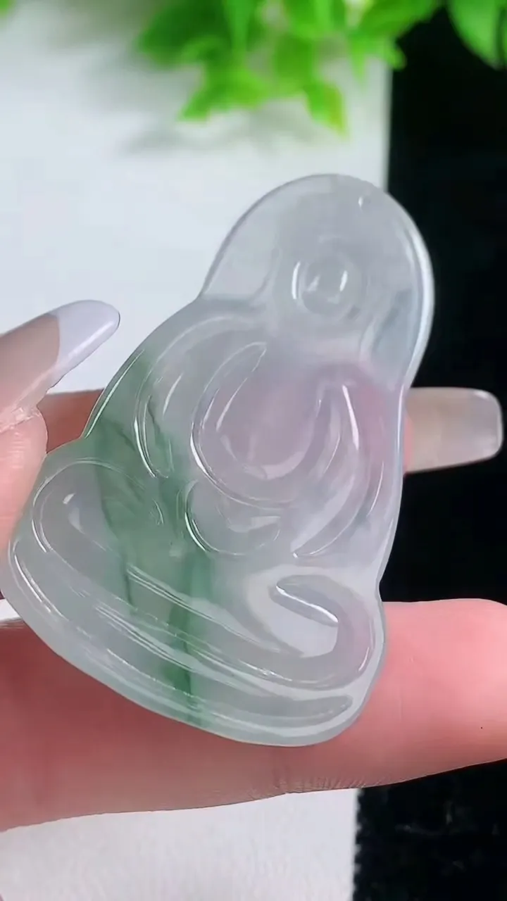 天然A货翡翠冰种飘花观音菩萨吊坠，尺寸50.8-31.7-4.5，重量:13.45g
1月19日