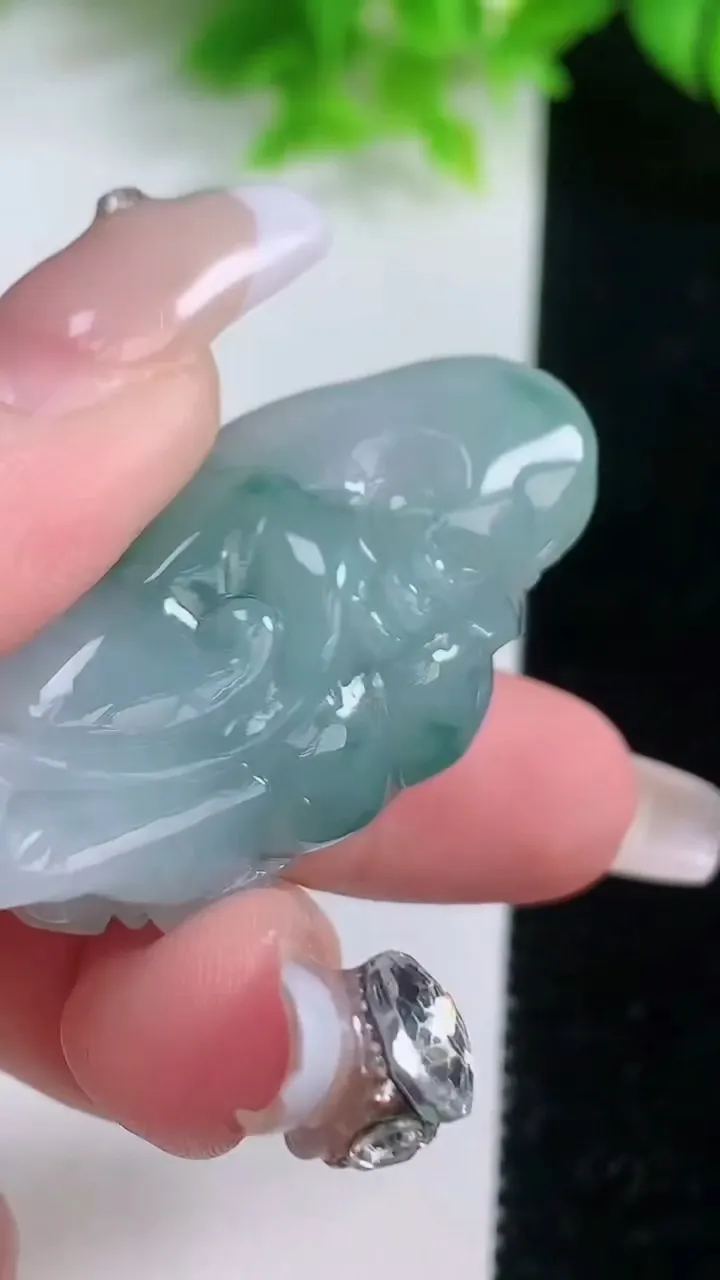 天然A货翡翠冰种飘花貔貅吊坠，尺寸44.2-20-15，重量:18.81g
1月19日