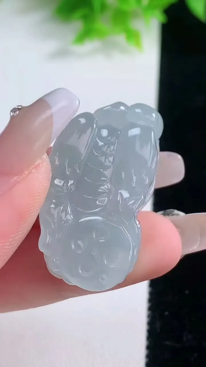 天然A货翡翠冰种飘花霸王貔貅吊坠，尺寸33.8-19-11.5，重量:16.32g
1月19日