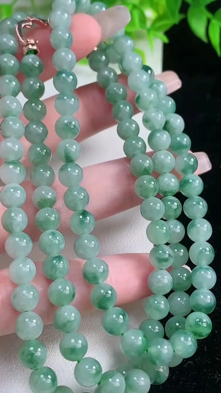 天然A货翡翠冰种飘花圆珠项链，尺寸6.2-108颗，重量:49.93g
1月19日