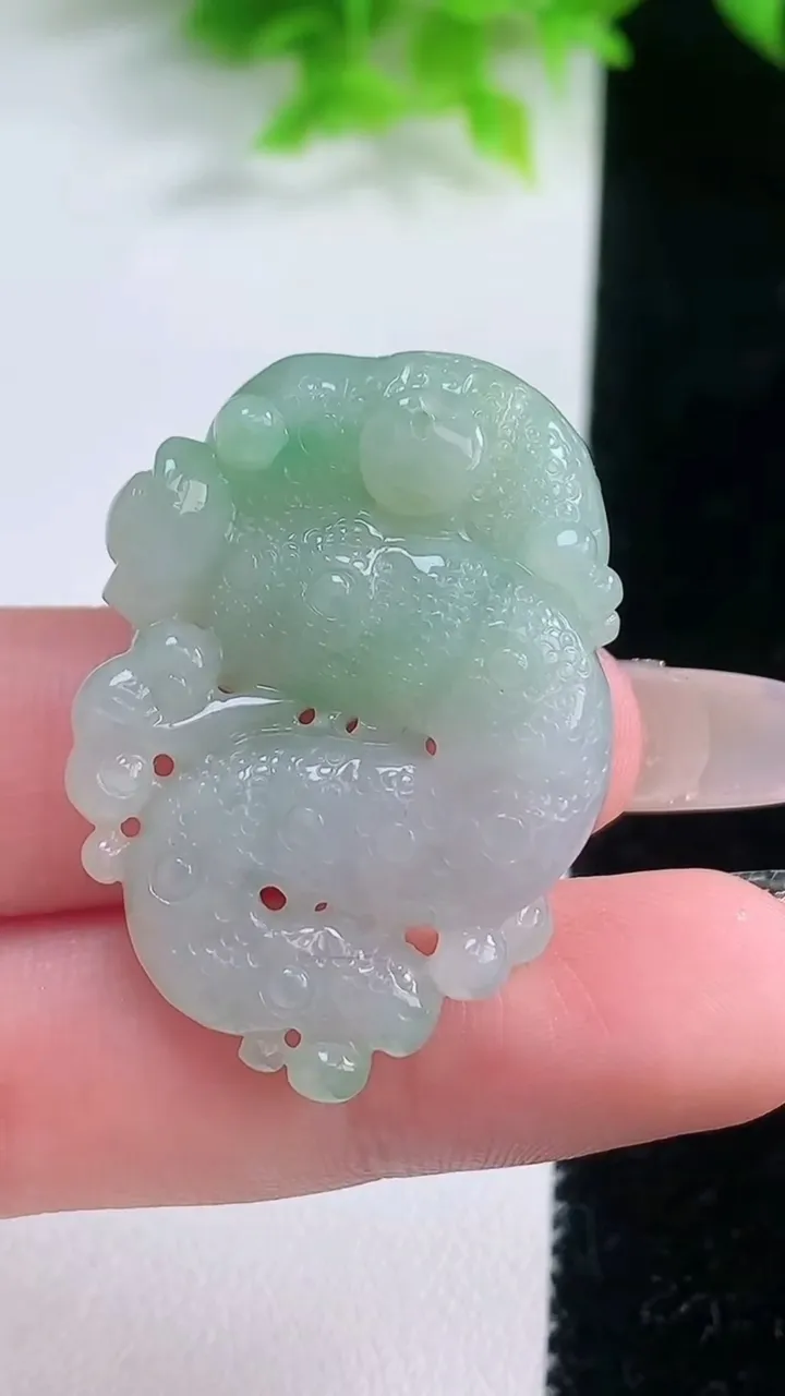 天然A货翡翠生肖蛇吊坠，尺寸36.6-26-10.4，重量:14.40g
1月19日