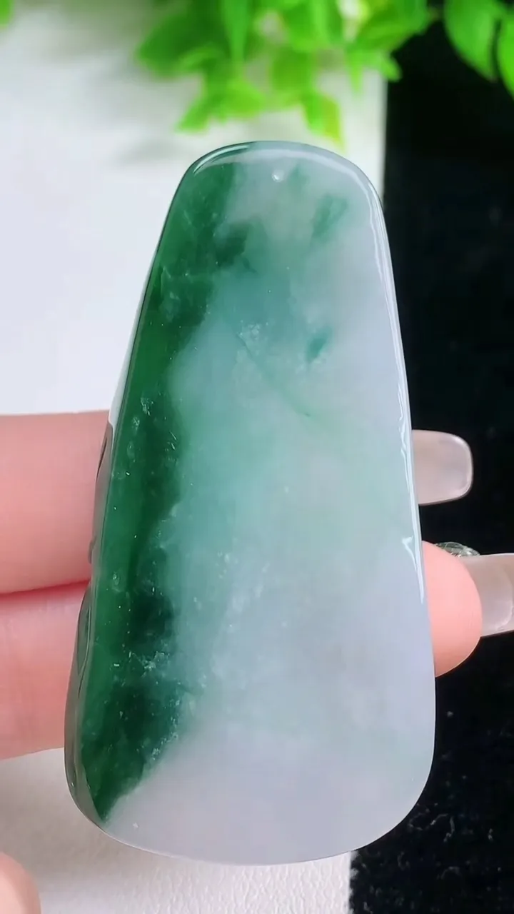 天然A货翡翠逍遥佛吊坠，尺寸61.8-31.5-9，重量:34.69g
1月19日