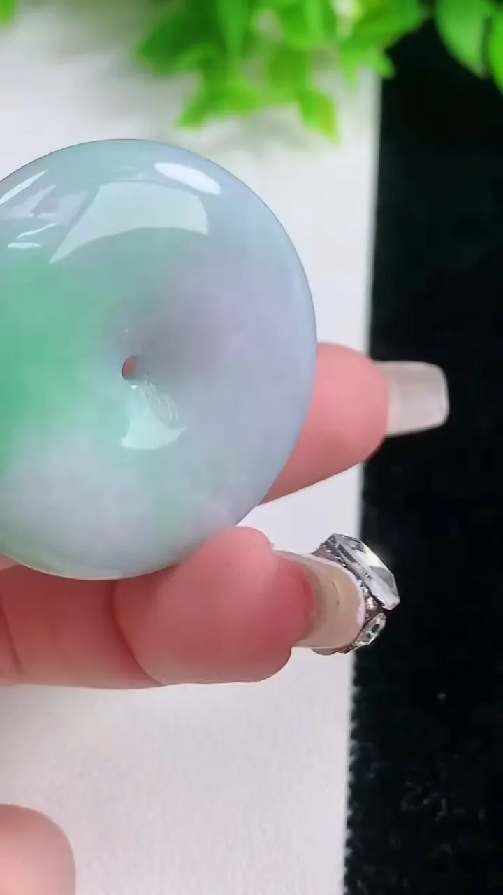 天然A货翡翠平安扣吊坠，尺寸37-8，重量:23.66g
1月19日