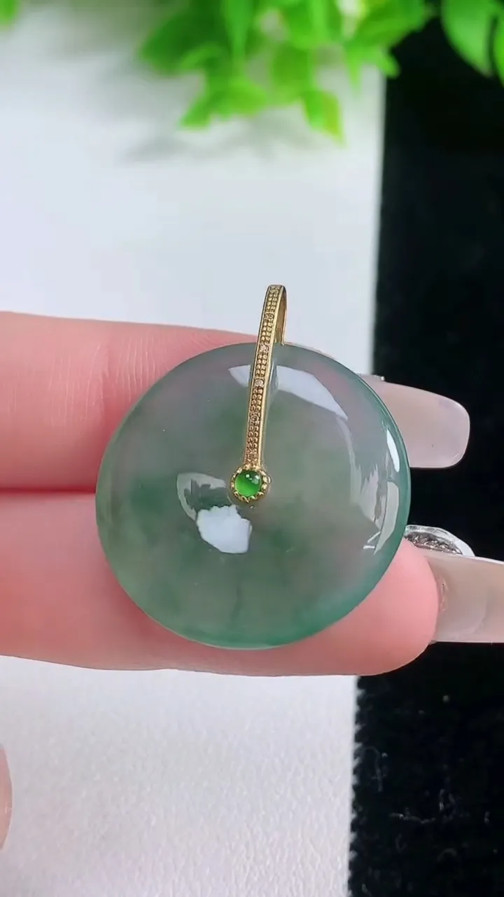 天然A货翡翠种飘花平安扣吊坠，尺寸26.5-4.6，重量:7.42g
1月19日