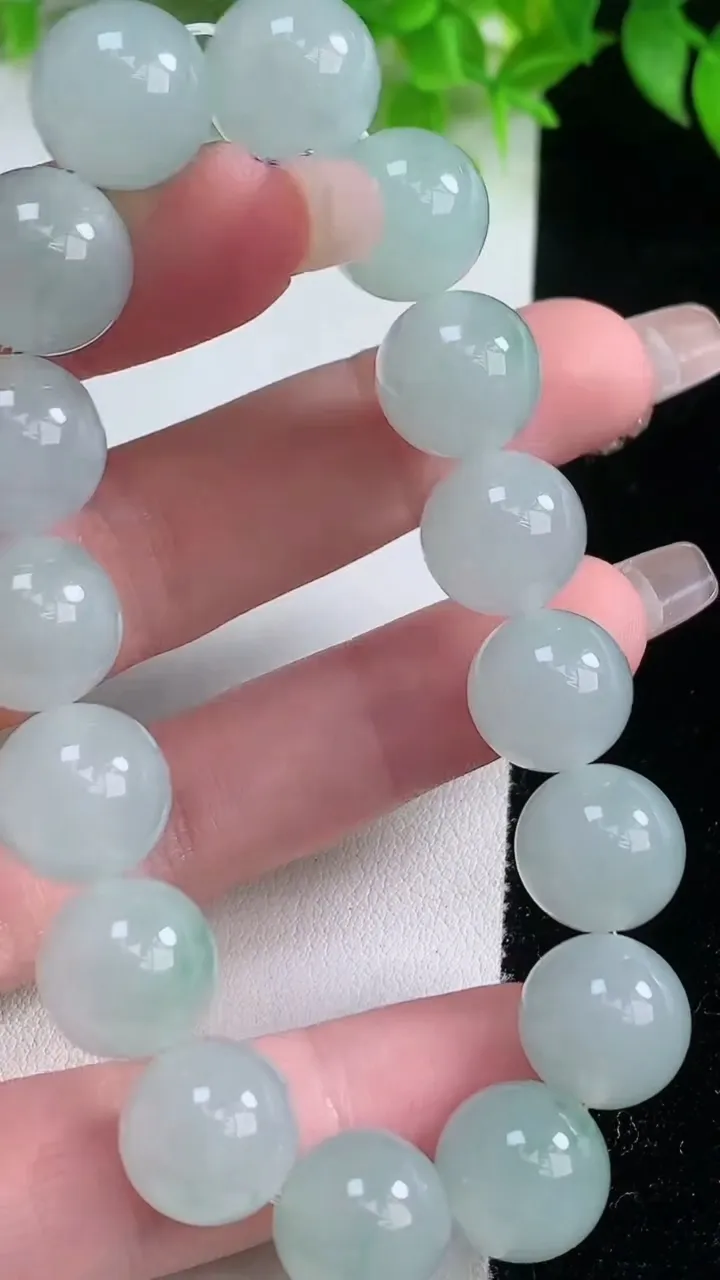 天然A货翡翠种飘花圆珠手串，尺寸12.3-16颗，重量:52.70g1月19日
工厂直销收藏佳品,种